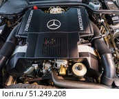 Mercedes-Benz 500 SL (1990) Engine Compartment Close-Up View (2024 год). Редакционное фото, фотограф Sergakoff / Фотобанк Лори