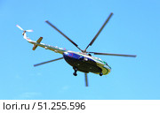 Вертолёт Ми-8Т в небе над островом Кижи, Республика Карелия, Россия (2021 год). Редакционное фото, фотограф Алексей Иванов / Фотобанк Лори