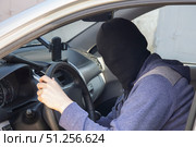 Car theft using a scanner. The thief is near the car. Стоковое фото, фотограф Александр Поташев / Фотобанк Лори