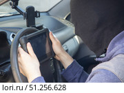 Car theft using a scanner. The thief is near the car. Стоковое фото, фотограф Александр Поташев / Фотобанк Лори