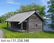 Амбар из деревни Воробьи. Карелия, остров Кижи, сектор Русские Заонежья (2021 год). Редакционное фото, фотограф Алексей Иванов / Фотобанк Лори