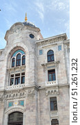 Galata Tower in Istanbul, view from the narrow street Narrow street with Galata Tower and historic building in Beyoglu district, Istanbul, Turkey Beautiful view of city street with different stores. Редакционное фото, фотограф Zita Khasanova / Фотобанк Лори
