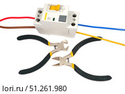 Блоки автоматических выключателей, провод и кусачки на белом фоне. Automatic circuit breakers. Стоковое фото, фотограф Татьяна Д / Фотобанк Лори