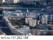 Вид на Киевский вокзал и многоэтажные дома с высоты зданий Москва-Сити. Редакционное фото, фотограф Дмитрий Неумоин / Фотобанк Лори