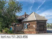 Улицы Астрахани со старыми,ветхими домами. (2023 год). Редакционное фото, фотограф Андреева Тамара Викторовна / Фотобанк Лори