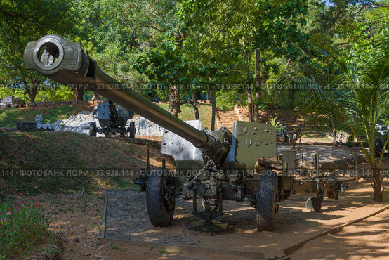 130-мм среднее китайское артилерийское орудие в военном музее Orr's Hill. Тринкомали, Шри-Ланка (2020 год). Редакционное фото, фотограф Виктор Карасев / Фотобанк Лори