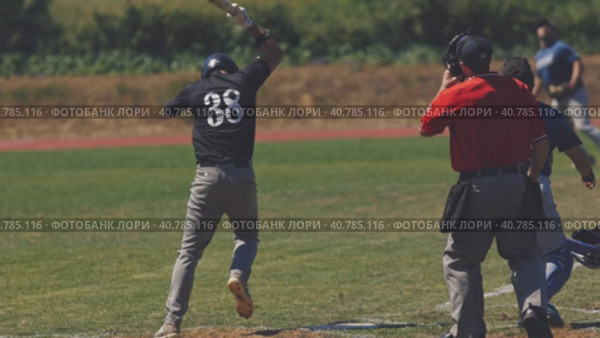 14 may 2023, Athletic stadium of Sobreda, Lisbon, Portugal: Baseball competition on the basketball court - the player hits the ball and starts running. Редакционное видео, видеограф Константин Шишкин / Фотобанк Лори