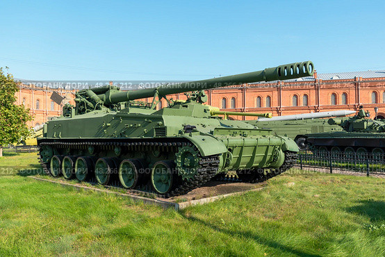 152-мм армейская самоходная пушка 2С5 «Гиацинт-С». Военно-исторический музей артиллерии, инженерных войск и войск связи. Санкт-Петербург. Редакционное фото, фотограф Александр Щепин / Фотобанк Лори
