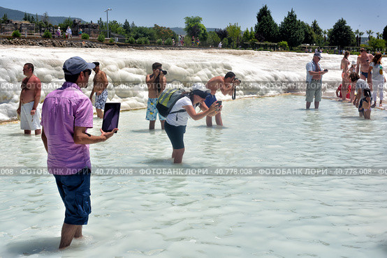 19,07,2015 Turkey, Denizli, tourists in Pamukkale. Редакционное фото, фотограф Анна Кривицкая / Фотобанк Лори
