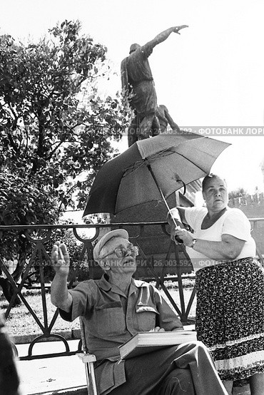 1991.08.12. На Красной площади съемки художественного фильма, кинокомедии «На Дерибасовской хорошая погода, или На Брайтон-Бич опять идут дожди». Режиссёр Леонид Гайдай (на фото). В главной роли Дмитрий Харатьян. Редакционное фото, фотограф Александр С. Курбатов / Фотобанк Лори