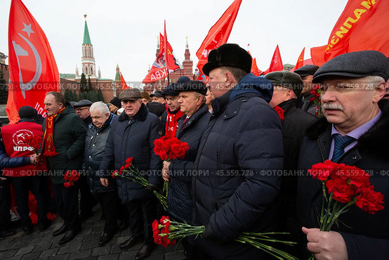 21.01.2023, Москва. Геннадий Зюганов с соратникаами по партии во время акции по случаю Дня памяти В. И. Ленина. Редакционное фото, фотограф Дмитрий Киселёв / Фотобанк Лори