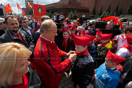 21.05.2023, Москва, Красная Площадь. Торжественный приём в пионеры. Геннадий Зюганов повязывает галстук маленькому мальчику. Редакционное фото, фотограф Дмитрий Киселёв / Фотобанк Лори