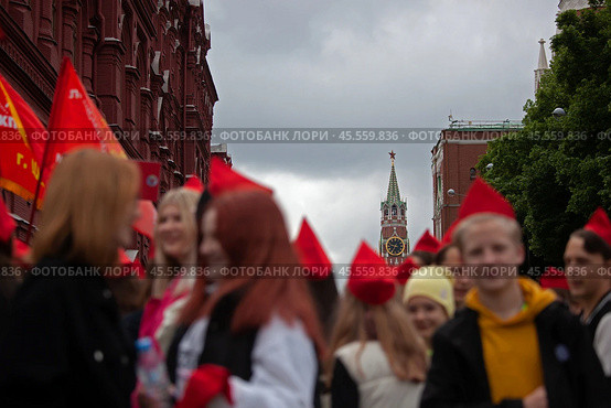 21.05.2023, Москва, Красная Площадь. Торжественный приём в пионеры. Дети в пилотках ожидают прохода на Красную Площадь. Редакционное фото, фотограф Дмитрий Киселёв / Фотобанк Лори