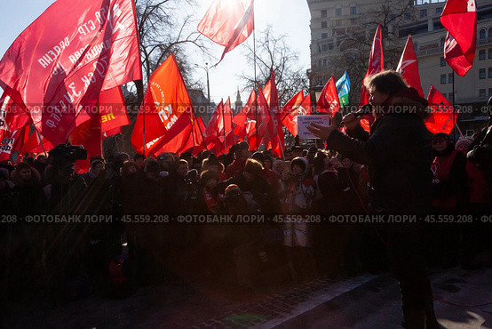 23.02.2023, Москва. Акция КПРФ по случаю 105-й годовщины Рабоче-Крестьянской Красной Армии и в поддержку специальной военно-политической операции Российской Армии. Люди слушают выступление приглашённого артиста. Редакционное фото, фотограф Дмитрий Киселёв / Фотобанк Лори