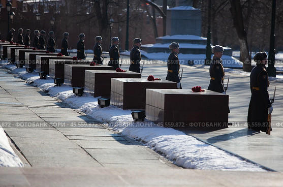 23.02.2023, Москва. Военнослужащие в почётном карауле около стелл городов-героев у Кремлёвской стены во время акции КПРФ по возложению цветов к Могиле Неизвестного Солдата по случаю 105-й годовщины Рабоче-Крестьянской Красной Армии и в поддержку специальной военно-политической операции Российской Армии. Редакционное фото, фотограф Дмитрий Киселёв / Фотобанк Лори