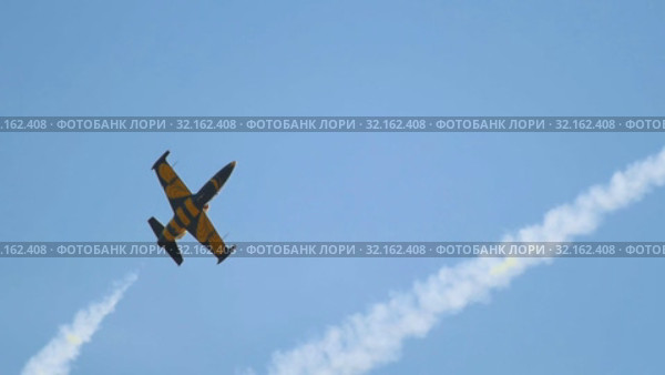 29 AUGUST 2019 MOSCOW, RUSSIA: Two blue and yellow reactive planes flying in the sky and performing a show with releasing the smoke. Редакционное видео, видеограф Константин Шишкин / Фотобанк Лори