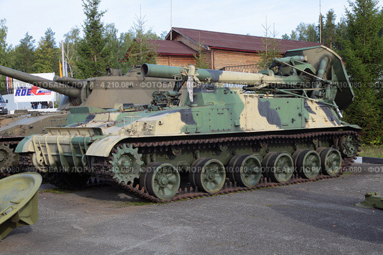 2С4 "Тюльпан" - советская 240-мм самоходная минометная установка. Город Нижний Тагил, ретро-техника на полигоне "Старатель" Нижнетагильского института испытания металлов (НТИИМ) во время выставки "Оборона и защита 2012" Редакционное фото, фотограф Игорь Долгов / Фотобанк Лори