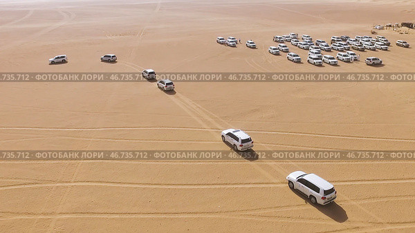 4x4 SUVs cars driving through the sand dunes in the desert of Abu Dhabi. Стоковое фото, фотограф David Kashakhi / Фотобанк Лори