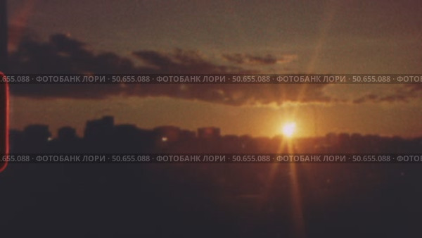 8 mm - sunset light bathing metropolitan skyline in warm orange hues, vintage light leak rendering nostalgic urban landscape with soft glowing atmosphere. Стоковое видео, видеограф Данил Руденко / Фотобанк Лори
