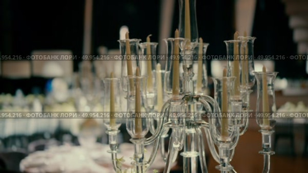 A beautiful candle holder on the table in the event hall. Стоковое видео, видеограф Tatiana Malinsky / Фотобанк Лори