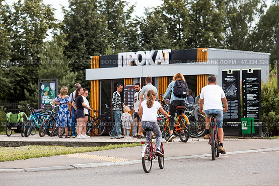A bicycle or scooter rental point or point. Rent, hire, business. Russia, Moscow region, June 23, 2024. Редакционное фото, фотограф Photojuli / Фотобанк Лори