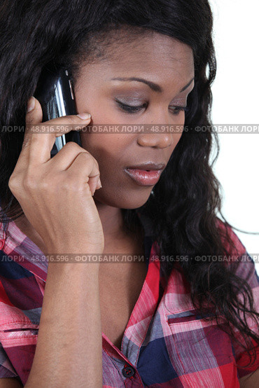 a black woman at phone. Стоковое фото, агентство Ingram Publishing / Фотобанк Лори