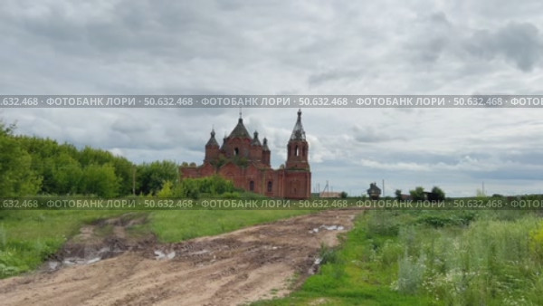 A broken country road leads to a dilapidated abandoned Christian church in the village. Стоковое видео, видеограф Strunov David / Фотобанк Лори