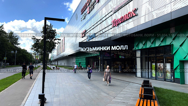 A busy city street with people walking and shopping in Kuzminki Mall. Russia. Moscow. 08.08.25. Редакционное фото, фотограф Ярославский Максим / Фотобанк Лори