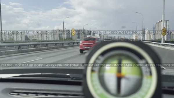 A car is moving along the Brateevsky Bridge over the Moscow River in the capital of Russia. Russia. Moscow. 27.07.2024. Редакционное видео, видеограф Ярославский Максим / Фотобанк Лори
