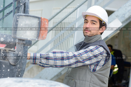 a cement plantation worker posing. Стоковое фото, агентство Ingram Publishing / Фотобанк Лори