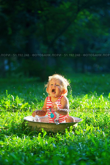 A child bathes in a basin in nature. Sunset. Стоковое фото, фотограф Наталия Кирсанова / Фотобанк Лори