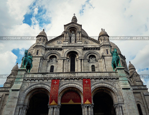 A closeup of Basilica Sacre Coeur in Montmartre. Large medieval cathedral. Sacred Heart, popular landmark, highest city point in Paris, France. Стоковое фото, агентство Ingram Publishing / Фотобанк Лори