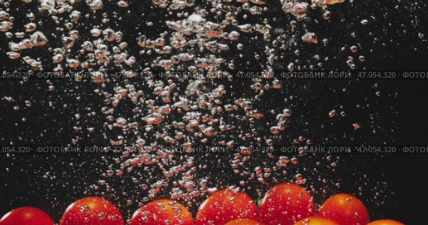 A closeup view of vibrant Red Cherry Tomatoes beautifully arranged on a dark, black background. Стоковое видео, видеограф Владимир Ковальчук / Фотобанк Лори