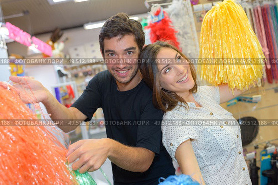 a couple holding a pompon. Стоковое фото, агентство Ingram Publishing / Фотобанк Лори