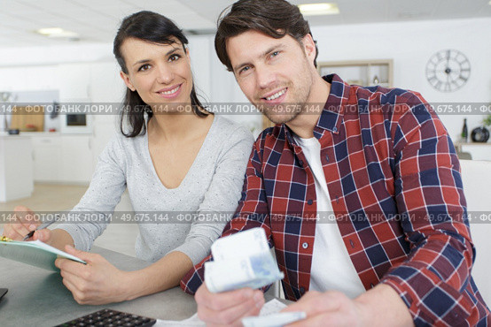 a couple is counting money. Стоковое фото, агентство Ingram Publishing / Фотобанк Лори
