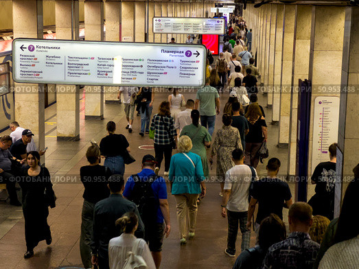 A crowded metro station where people walk and stand. Russia. Moscow. 28.07.2025. Редакционное фото, фотограф Ярославский Максим / Фотобанк Лори