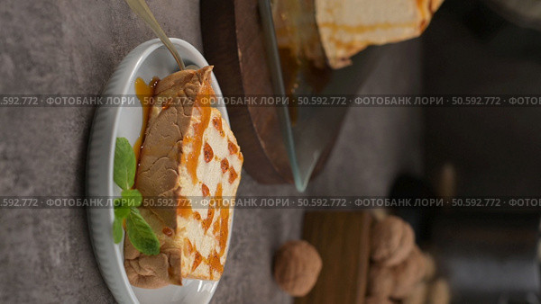 A delicious slice of caramelized molotov, drizzled with extra caramel and adorned with fresh mint, served on a small white dish. Стоковое фото, агентство Ingram Publishing / Фотобанк Лори