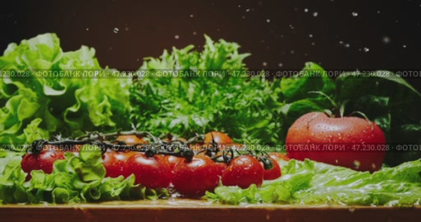 A delightful combination of fresh salad ingredients, featuring vibrant tomatoes and crisp lettuce. Стоковое видео, видеограф Владимир Ковальчук / Фотобанк Лори