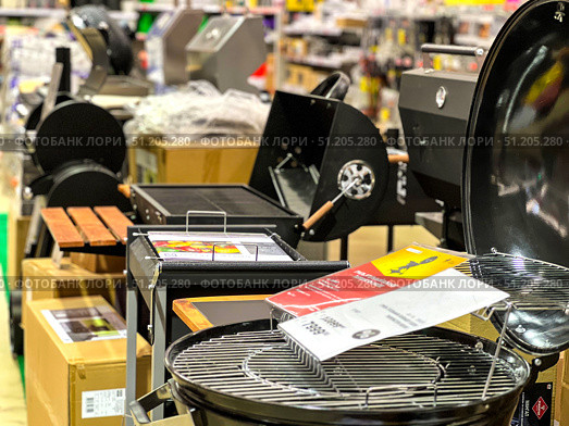 A display of grills and grilling accessories in a store.  Russia. Moscow. 24.08.25. Редакционное фото, фотограф Ярославский Максим / Фотобанк Лори