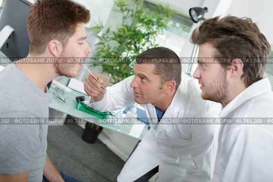 a doctor examines a possible angina. Стоковое фото, агентство Ingram Publishing / Фотобанк Лори