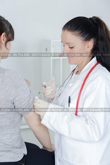 a doctor injecting patients hand. Стоковое фото, агентство Ingram Publishing / Фотобанк Лори
