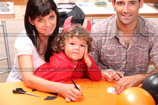 A family at Halloween. Стоковое фото, агентство Ingram Publishing / Фотобанк Лори