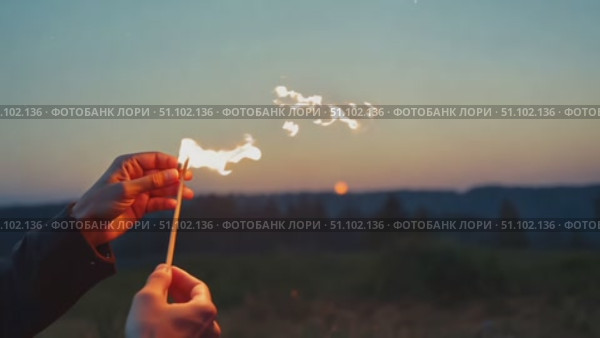 A family enjoys a cozy bonfire while capturing precious moments at sunset. Стоковое AI-видео, аниматор Данила Большаков / Фотобанк Лори
