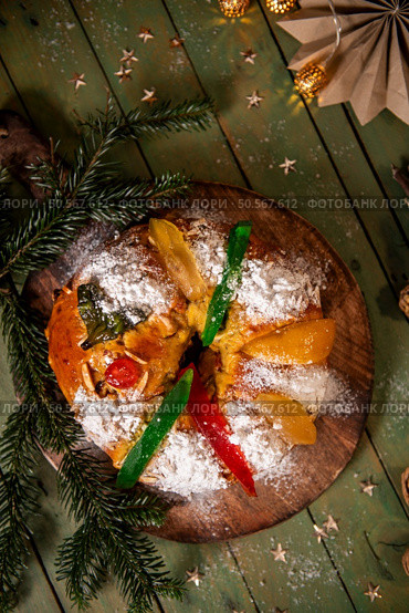 A festive King Cake adorned with colorful candied fruits, dusted with powdered sugar, and ready to be shared. Стоковое фото, агентство Ingram Publishing / Фотобанк Лори
