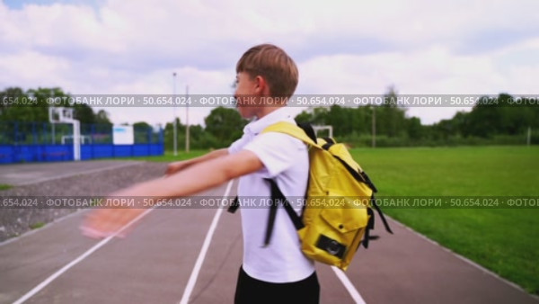 A first grader boy with a backpack goes to school on September 1. Стоковое видео, видеограф Igor Skripachev / Фотобанк Лори