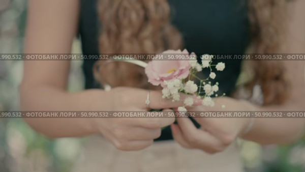 A florist makes a bow for the head with flowers. Стоковое видео, видеограф Tatiana Malinsky / Фотобанк Лори