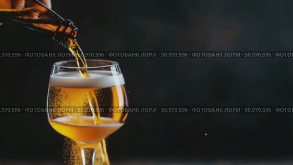 A golden amber liquid stream fills a radiant glass with frothy foam in a dark setting. Стоковое AI-видео, аниматор Данила Большаков / Фотобанк Лори
