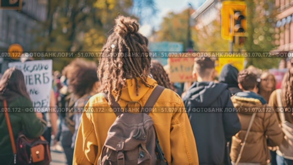 A group of activists march for peace on a sunny autumn day through city streets. Стоковое AI-видео, аниматор Данила Большаков / Фотобанк Лори