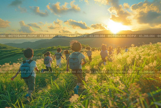 A group of children with backpacks runs through a green meadow against the backdrop of sunset. The sun shines brightly, painting the sky and clouds in warm colors. Children run through the grass, surrounded by wild flowers and green hills, creating an atmosphere of freedom and joy. Mountains can be seen in the distance, emphasizing the beauty of nature and the breadth of the landscape. Стоковое AI-изображение, AI-художник Анна Кривицкая / Фотобанк Лори