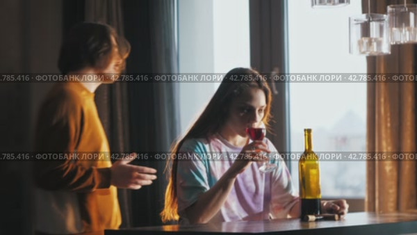 A guy quarrels with his girlfriend because of her addiction to alcohol. Стоковое видео, видеограф Strunov David / Фотобанк Лори